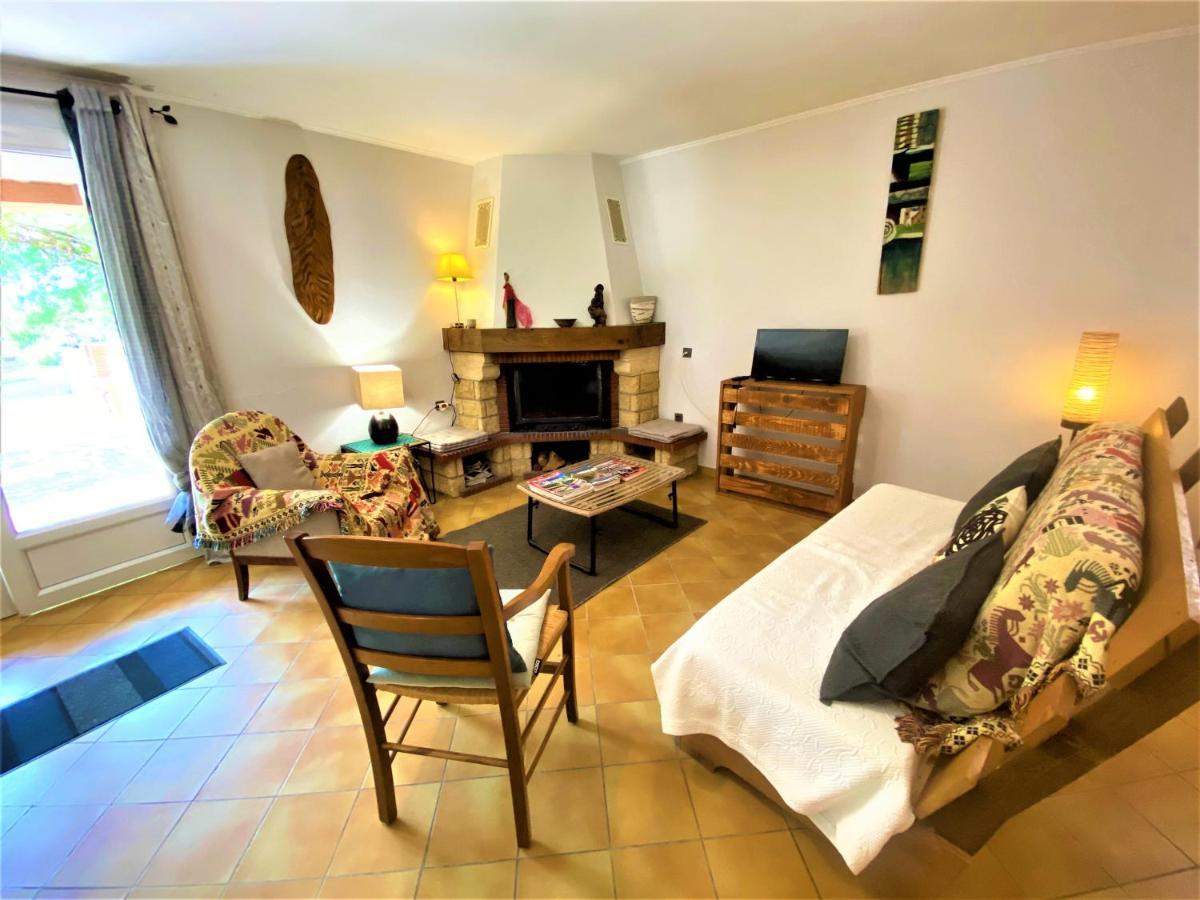 Gite De Groupe 15 A 19P, Parc, Salle De Reception - Chambres D'Hotes En Semaine Villeneuve-de-Berg Luaran gambar